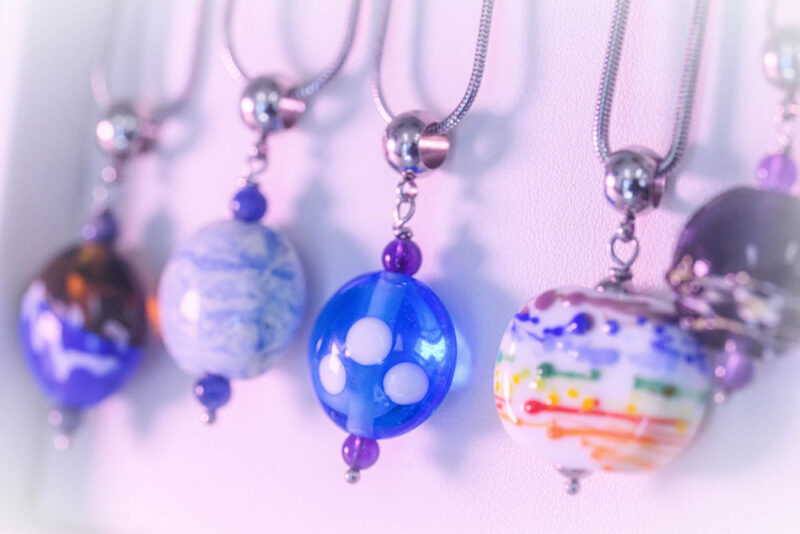 bijoux : une fonction décorative, mais aussi utilitaire