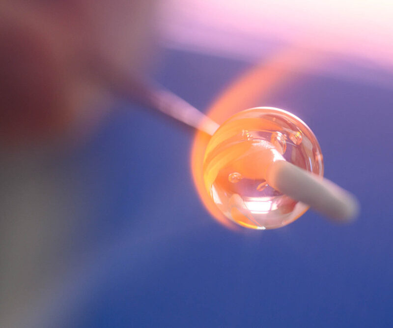 Véronique Meslay technique de filage du verre création d'un bijou en bulle de verre