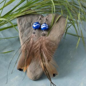 Boucles d'oreille Plumes Bleu et Blanc en perle de verre filé à la main et plumes