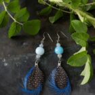 Boucles d'oreille Plumes Blanc et bleu ciel en perle de verre filé à la main et plumes