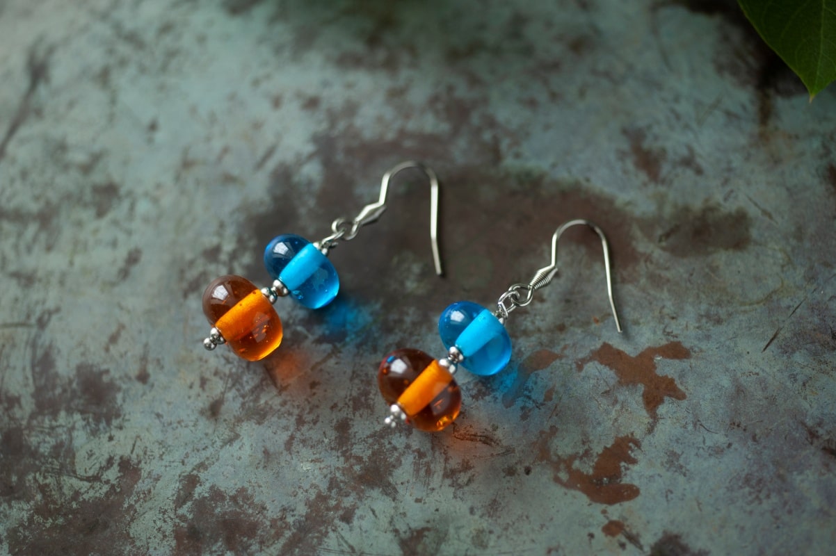 Boucles d'oreille Duo Bleu et ambre en perles de verre filées à la main