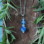 Pendentif Lapis Chiaro trois perles bleues transparentes en verre filé à la main