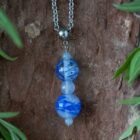 Pendentif Lapis Chiaro trois perles bleues transparentes en verre filé à la main