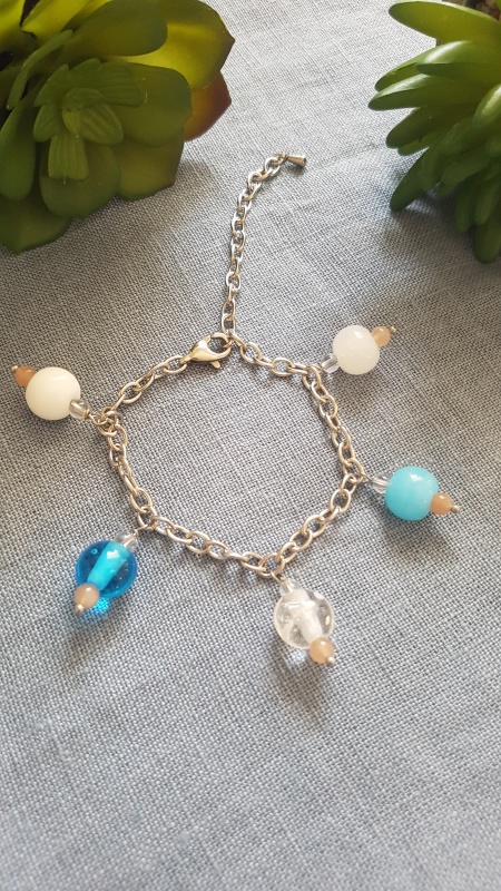 bracelet bleu et blanc ajustable en verre filé à la main par Véronique Meslay de Verresonetre