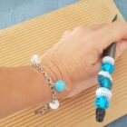 bracelet bleu et blanc ajustable en verre filé à la main par Véronique Meslay de Verresonetre