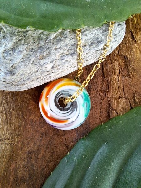 Collier Vortex car la perle avec ses couleurs vrillées ressemble à une spirale et Vortex est le nom initial de mon gong acheté en Bretagne