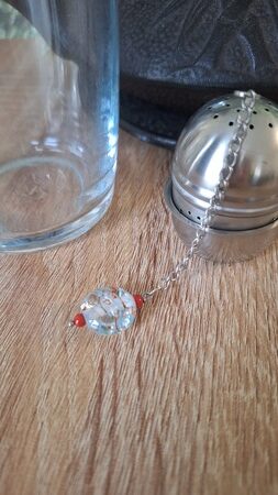 boule à thé bleu clair, corail rouge